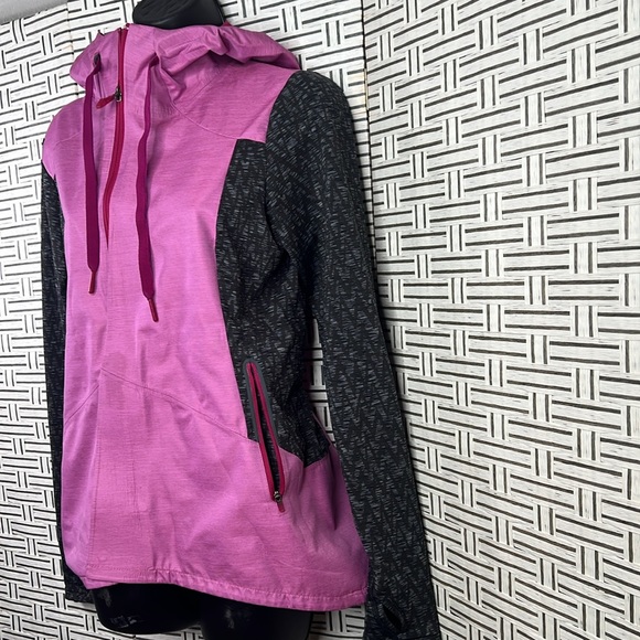 The north face jacket, hooded, and wind resistant - Picture 3 of 16